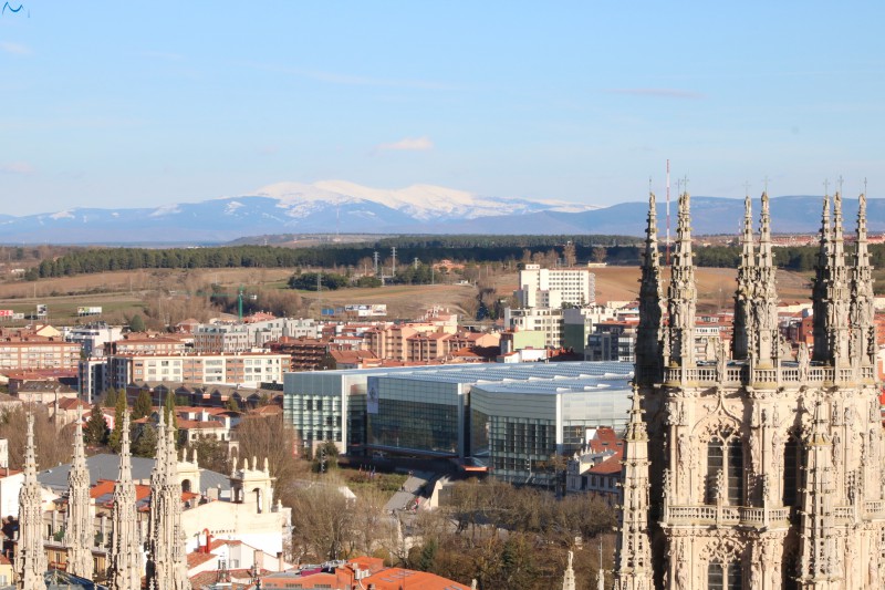 El Museo de la evolución y las montañas nevadas al fondo