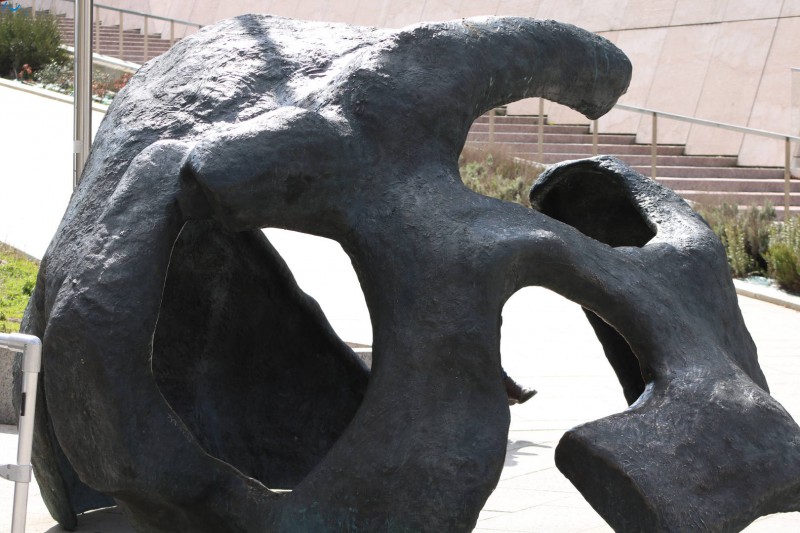 Escultura y pie en el paseo del  MEH