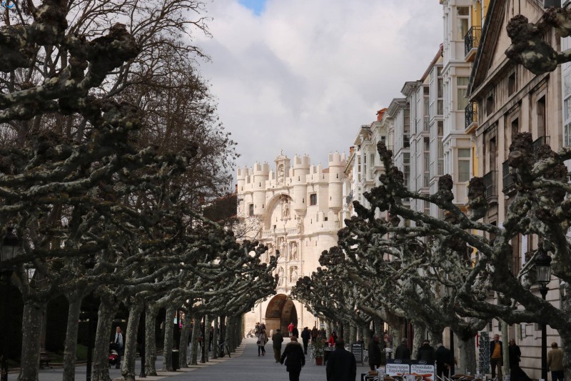 Paseo de la isla con luz al fondo