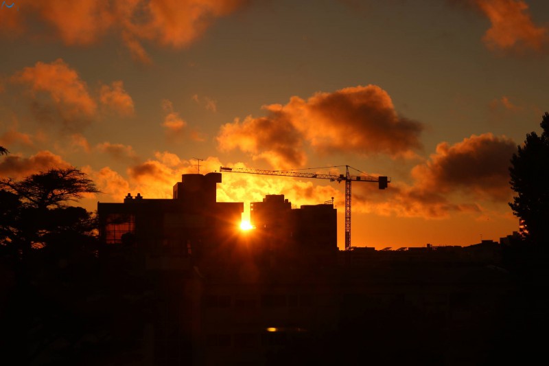 Sol entre los edificios de Oporto