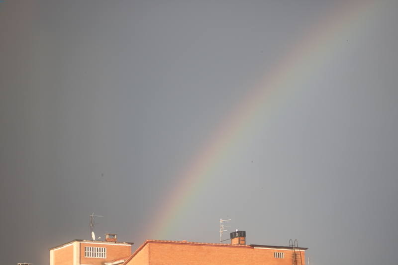 Parte alta de las casas con un arcoiris