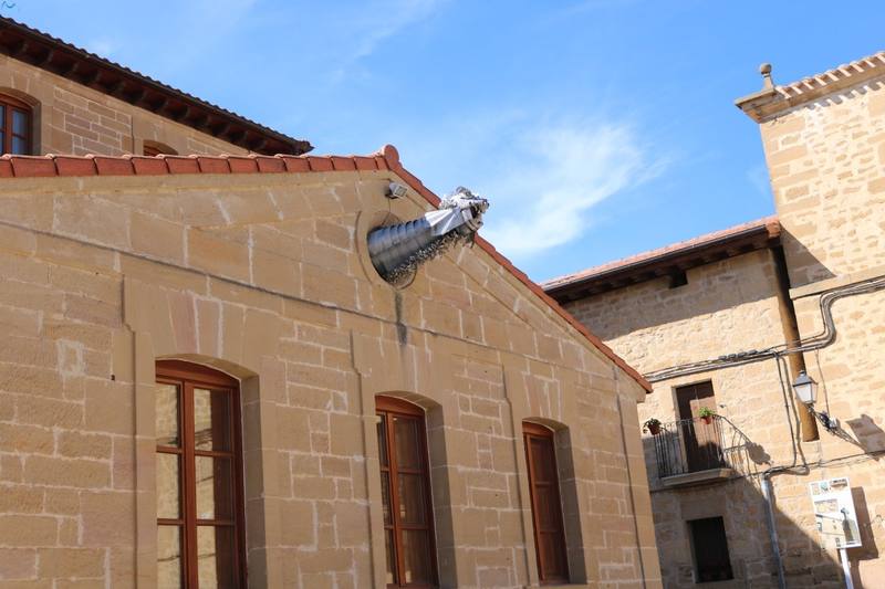 Dragón sale de edificio