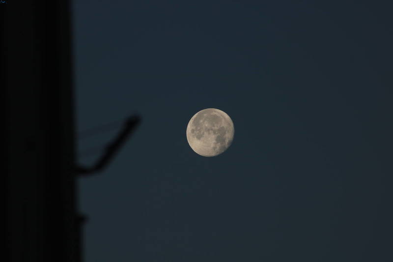 Amanecer en Burgos con la luna de fondo