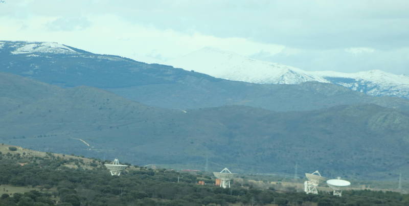 Montañas nevadas y radiotelescopios
