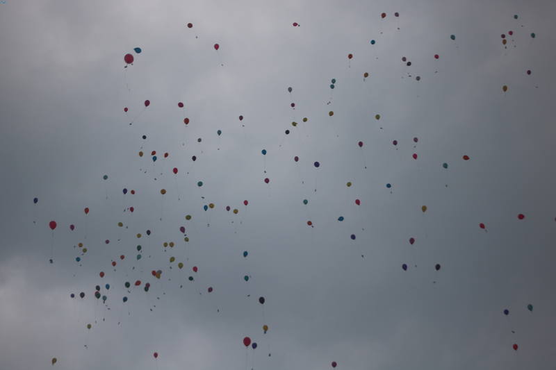 Los boyscouts, que no pensaban donde irá el plástico de los globos