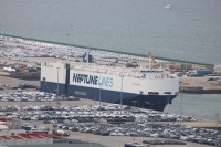 Barco cargando coches