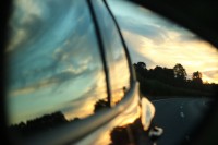 Atardercer desde el retrovisor