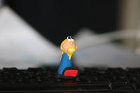 Figurita de cosecha propia con mi teclado de fondo